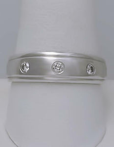 14k WHITE GOLD .19ct ROUND DIAMOND THREE STONE SOLID BACK WEDDING BAND RING